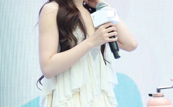 赵露思白色水钻流苏裙美若天仙!肤白貌美大长腿太惊艳