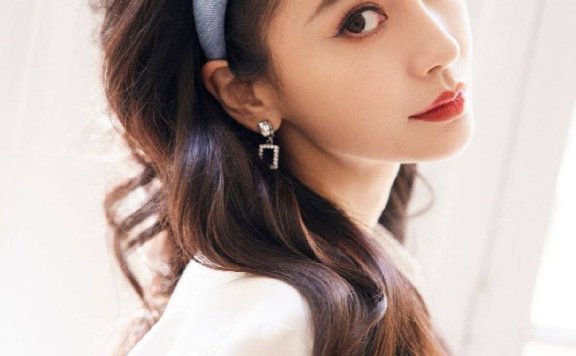 杨颖穿白衬衫裙大秀长腿！雪肤玉貌风情万种美得让人窒息