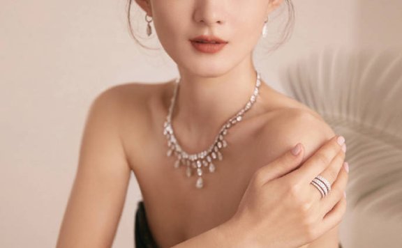 赵丽颖珠宝代言写真高贵靓丽！肤白貌美气质优雅性感撩人