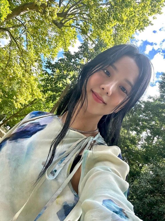 营造夏日气息不一定要穿得火辣,和Jisoo跟Lisa一样穿上印花裙打造度假风