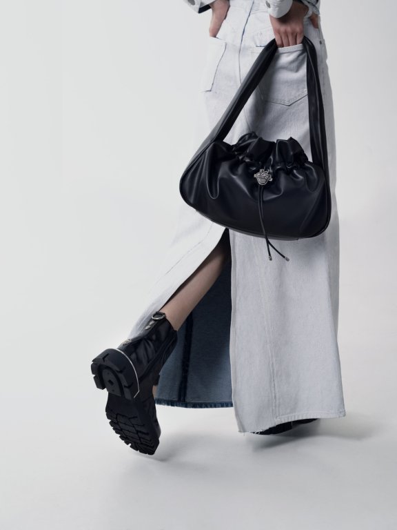 有谁比她更适合暗黑甜美风?韩韶禧为Charles & Keith 联名系列拍摄广告