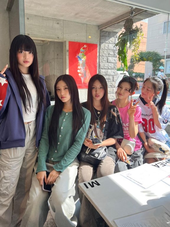 出游时青春元气,上班日又变回时髦精致女生,来看NewJeans最近两套穿搭