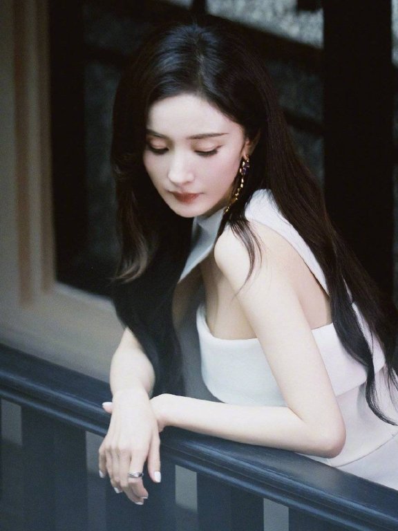 杨幂穿白色长裙显静谧之美!精致面容身材性感迷人