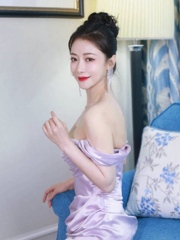陈紫函穿紫色抹胸长裙露出事业线!魔鬼身材太性感火辣