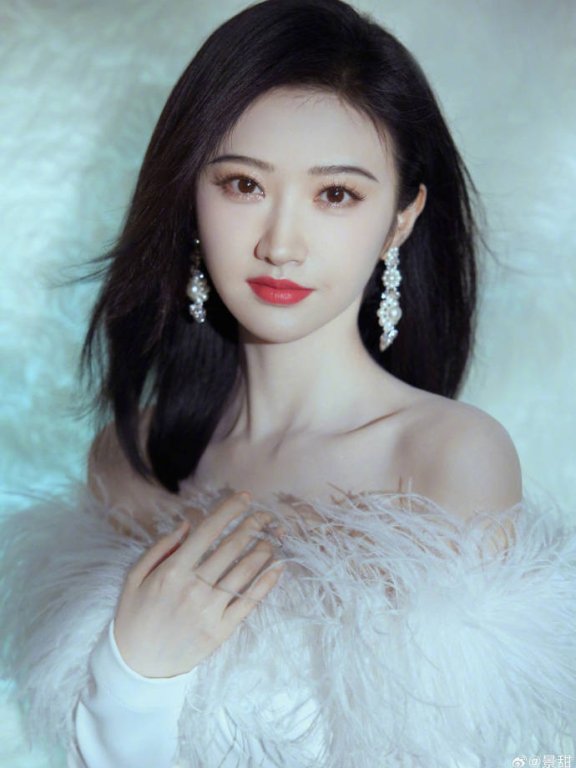 景甜穿白色羽毛露肩裙超靓!肤白貌美大长腿性感撩人