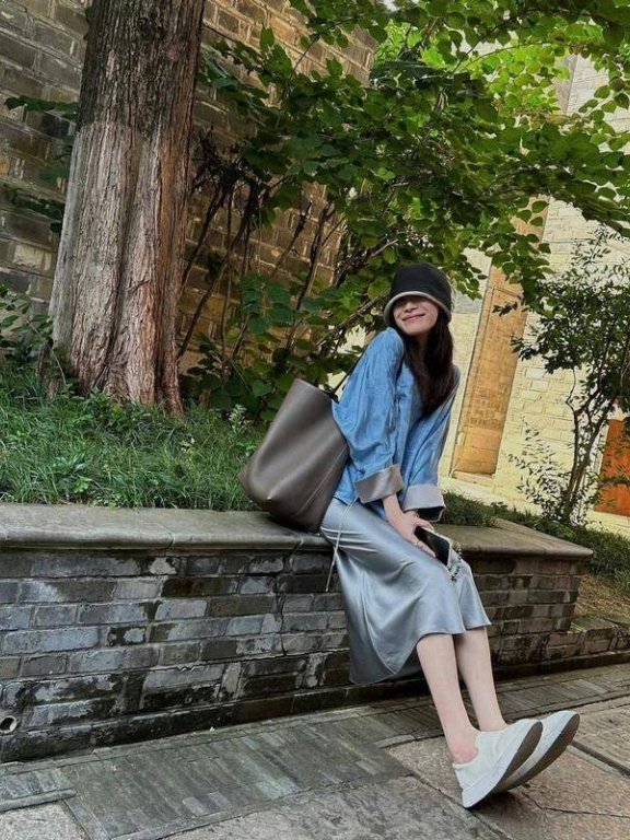倪妮穿新中式上衣配“醋酸裙”,优雅迷人又贵气