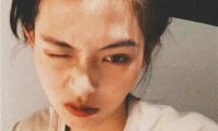 趴玻璃上做鬼脸给别人看 调皮的儿子太可爱了