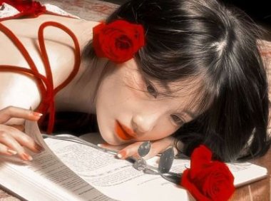 孩子不听话被迫坐在木马上挨训 后妈的做法令人心寒