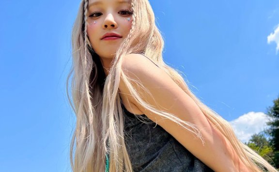 2023秋冬发型趋势：留长选原生感长直发，染发试试渐层白金染