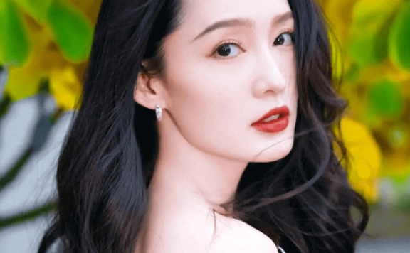 33岁李沁迎来生日!长相清纯的她每张照片都很惊艳