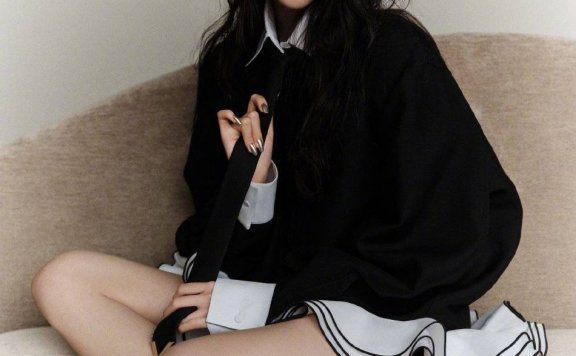 关晓彤时尚杂志写真大秀长腿,黑色皮夹克又酷又飒!