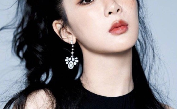 杨紫穿黑色露背裙大秀白皙肌肤！雪肤玉貌太性感撩人