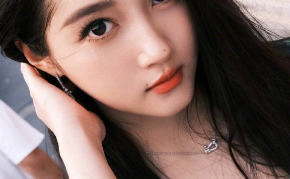 关晓彤百变造型太靓丽!标志性大长腿魅力十足