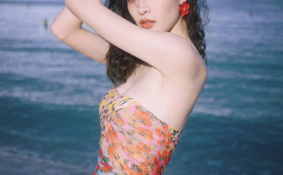 钟楚曦最新妖艳写真露出事业线！肤白貌美曼妙身材太性感撩人