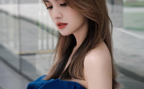 杨丞琳穿抹胸衣裤露出美背！蓝色抹胸衣裙气质满满
