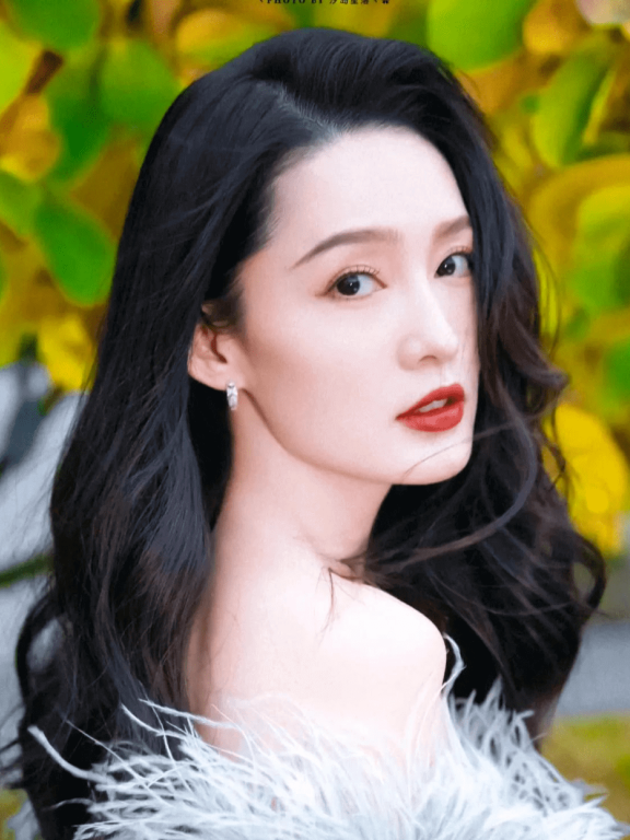 33岁李沁迎来生日!长相清纯的她每张照片都很惊艳
