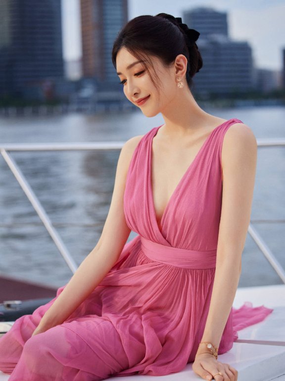 江疏影写真露出事业线!她肤白貌美大长腿性感撩人