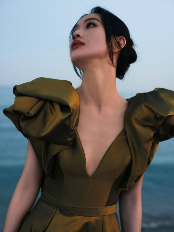 李梦威尼斯靓丽写真露事业线!肤白貌美风情万种性感撩人