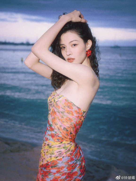 钟楚曦最新妖艳写真露出事业线!肤白貌美曼妙身材太性感撩人