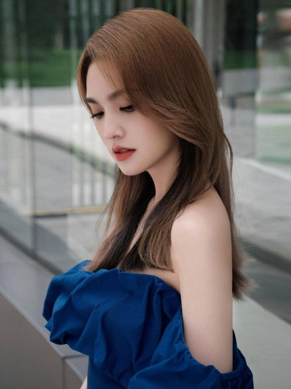 杨丞琳穿抹胸衣裤露出美背!蓝色抹胸衣裙气质满满