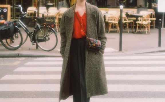 平时爱穿黑白灰的女生默默穿上了红色单品，今年秋冬就试试这抹鲜活红