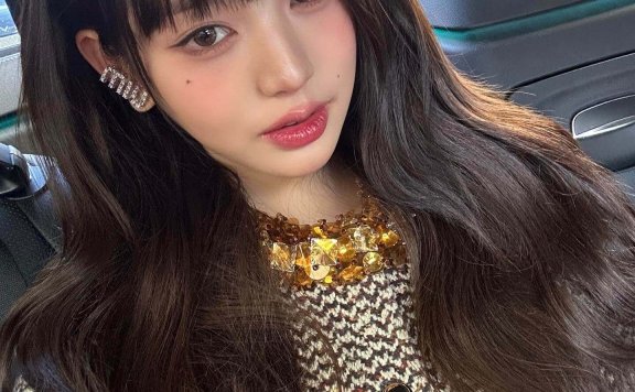 润娥、Momo和张员瑛,各代女团代表齐聚Miu Miu 2024春夏秀场