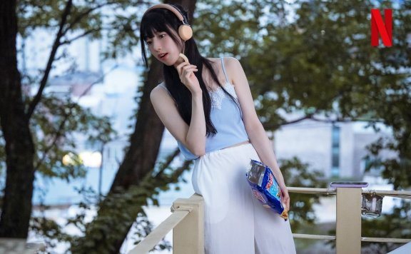 从华丽舞台造型到甜辣少女风，秀智在《我的女神室友斗娜》中的穿搭真好看