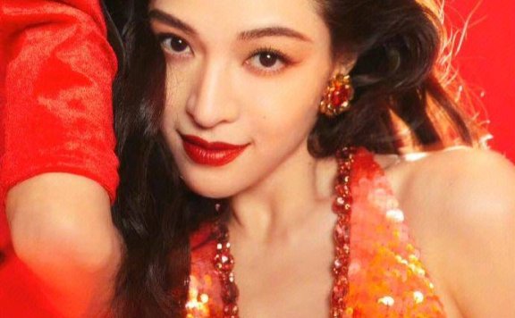 钟楚曦靓丽写真大秀事业线！肤白貌美大长腿太性感撩人