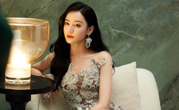 迪丽热巴如公主翩然起舞仙气飘逸!她肤白貌美大长腿性感撩人