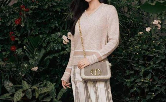 “富贵花”景甜终于换风格了,穿灰白西装配长发酷飒又有型