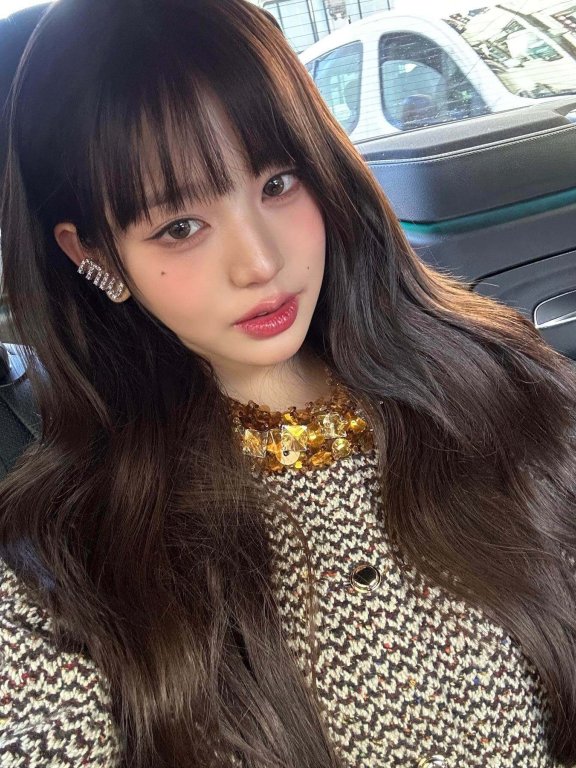 润娥、Momo和张员瑛,各代女团代表齐聚Miu Miu 2024春夏秀场