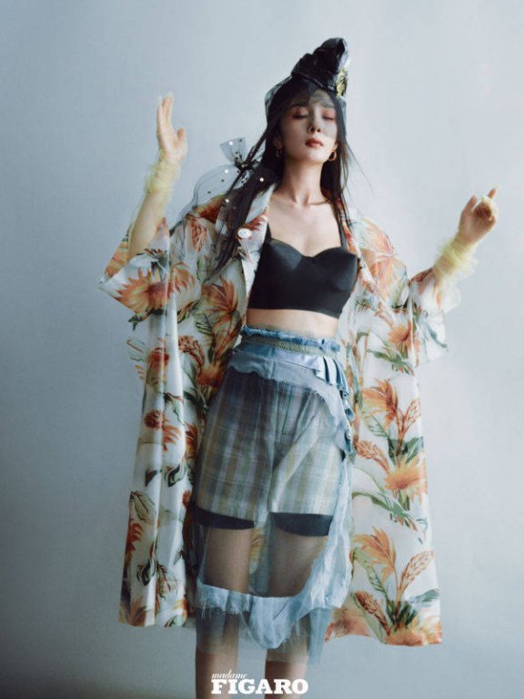 杨幂性感写真大秀事业线!肤白貌美大长腿美得让人窒息