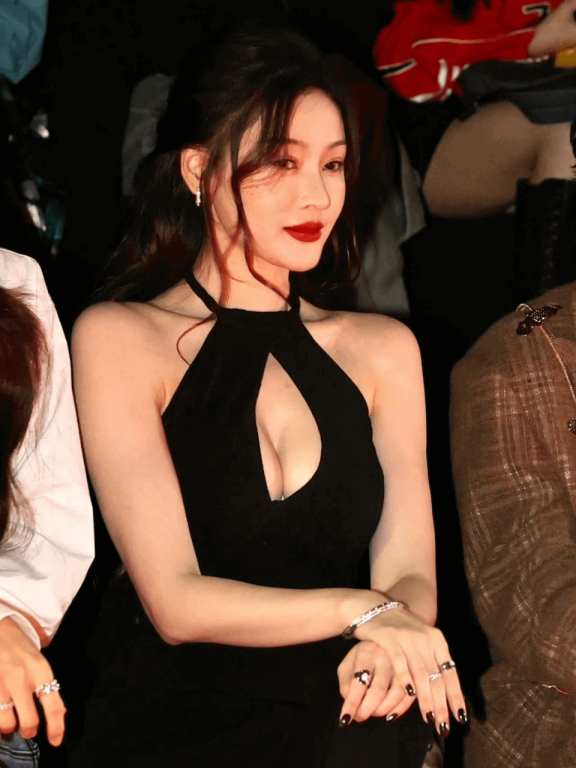 张天爱曾黎同框美呆了!张天爱的穿搭性感妖艳