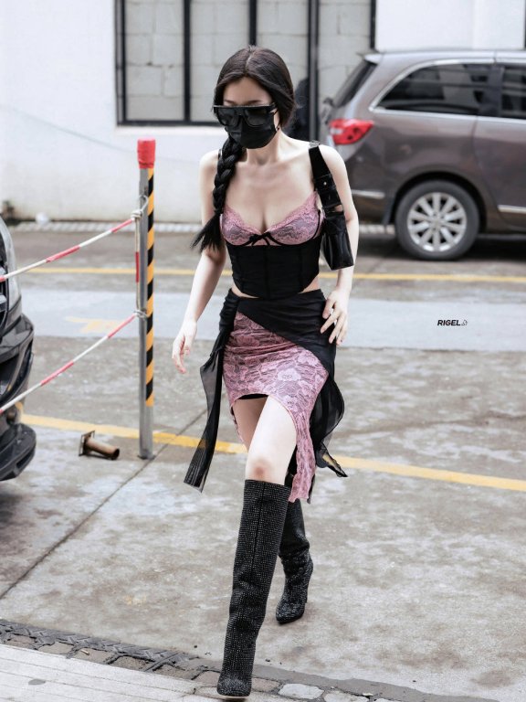 虞书欣靓丽写真露出事业线小蛮腰!魔鬼身材性感火辣