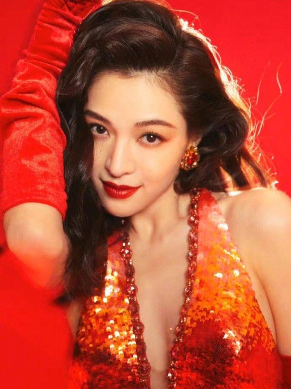 钟楚曦靓丽写真大秀事业线!肤白貌美大长腿太性感撩人