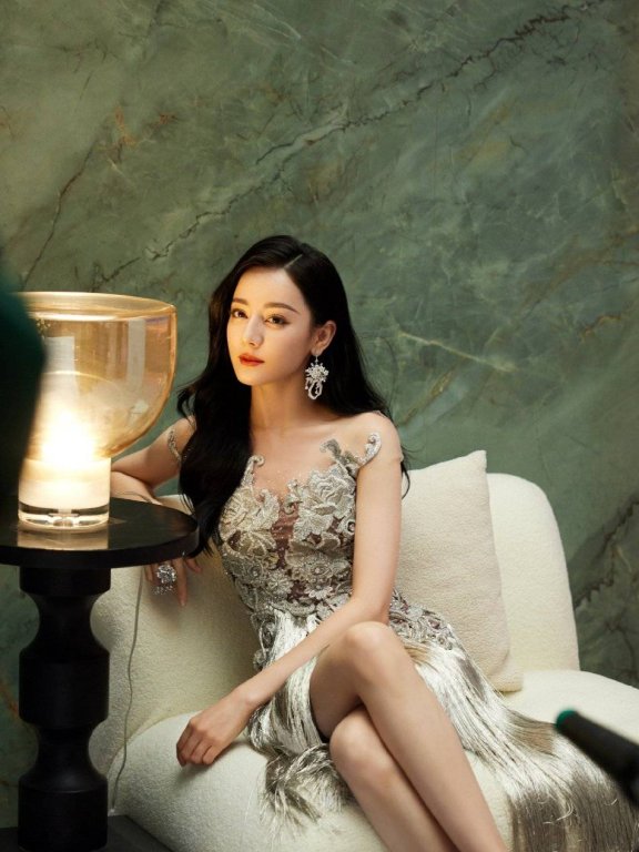 迪丽热巴如公主翩然起舞仙气飘逸!她肤白貌美大长腿性感撩人