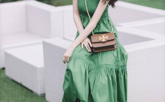 古力娜扎奶白色系时尚大片曝光，大衣配高跟靴诠释优雅女人