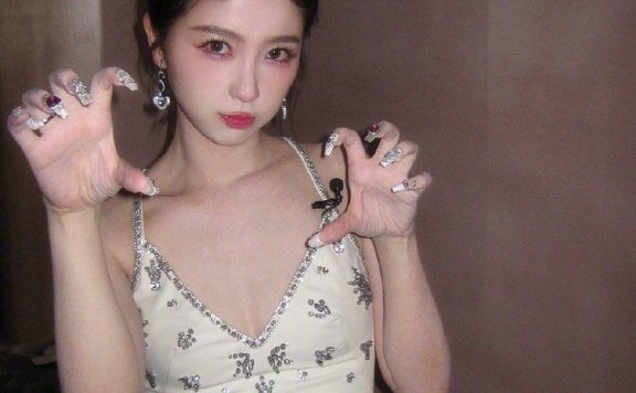 虞书欣穿深V钻石吊带裙甜美性感俱全!曼妙身材太火辣