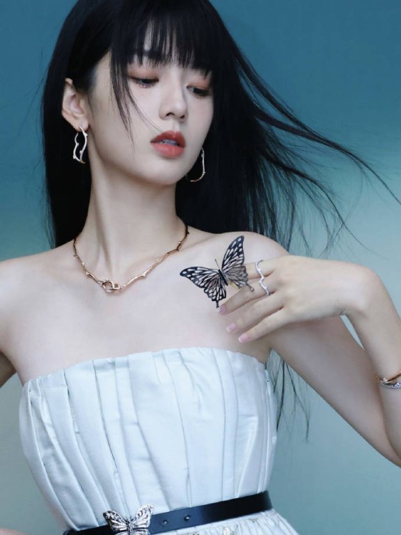 周也代言写真露出白皙香肩!身材曼妙肌肤娇嫩太美了