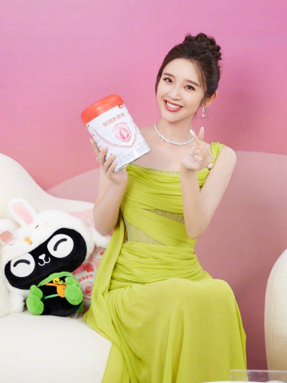 唐艺昕绿裙写真太漂亮了!肤白貌美身材曼妙性感撩人