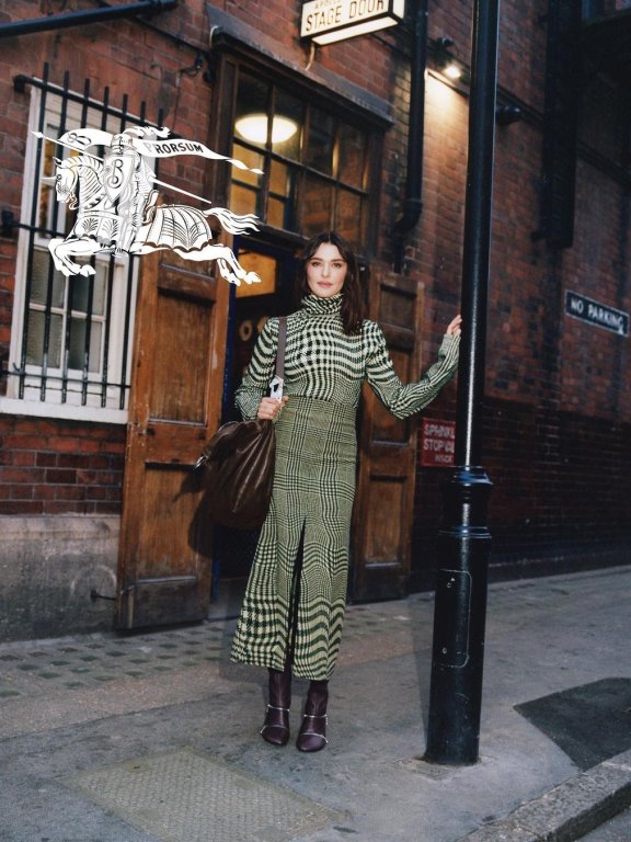 原来绿格纹是这么优雅!全智贤和孙兴民以绿格纹呈现Burberry英伦风的迷人样貌