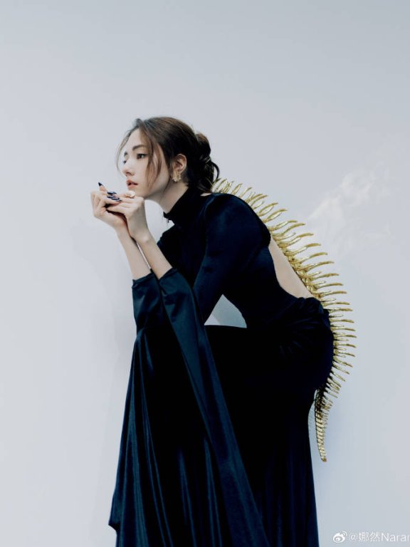 “苏妲己”娜然背着金刺露出大长腿!混血美女性感妖艳太有魅力