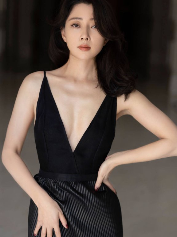 43岁殷桃穿深V性感火辣!肤白貌美曼妙身材保养超赞