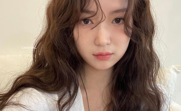 2024年春夏发型趋势:高层次剪裁正流行,羊毛卷和水雾光发色正流行