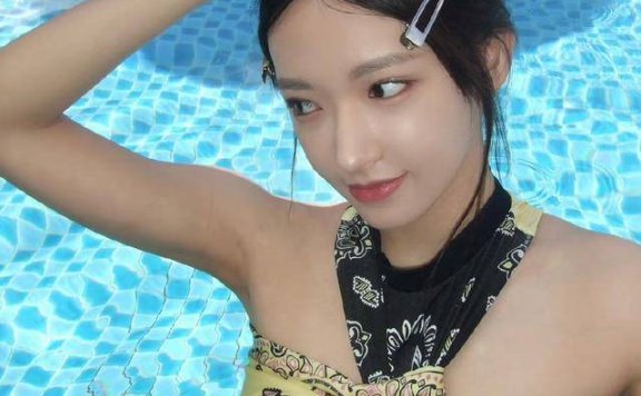 程潇泳衣写真展现曼妙好身材,这打扮跟少女一样