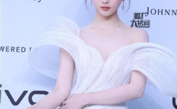 杨超越抹胸装惊艳全网，25岁丰满身材引发热议