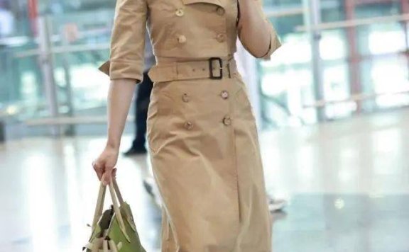 刘涛机场街拍:皮肤越来越白,脸身材都不像两孩子的妈!