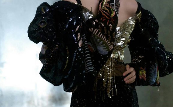 杨紫穿鎏金蝴蝶裙性感撩人！曼妙身材太性感？