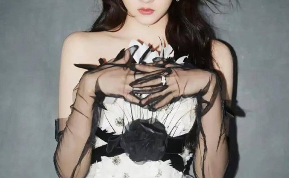 关晓彤最新美照,花朵羽毛小短裙纯欲风十足大长腿太吸睛