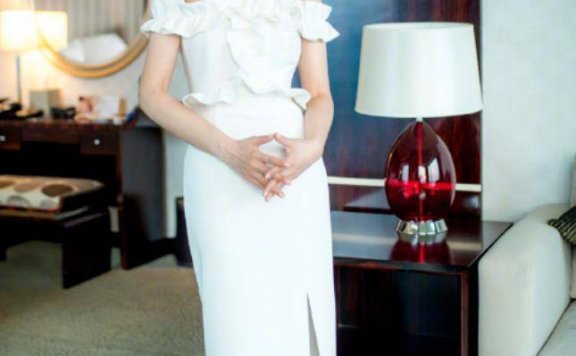 44岁殷桃封面照片出版,白色抹胸优雅端庄,黑色连衣裙性感迷人